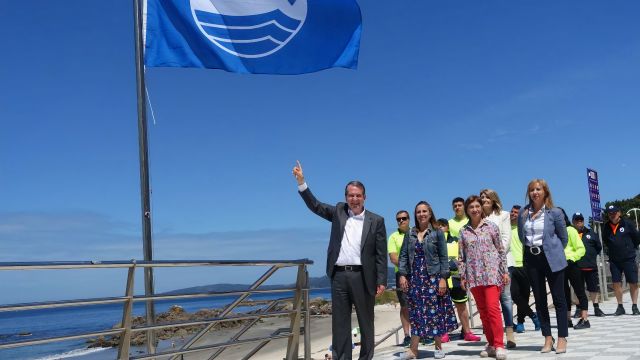 Acto de izado de la bandera azul en la playa de Samil.