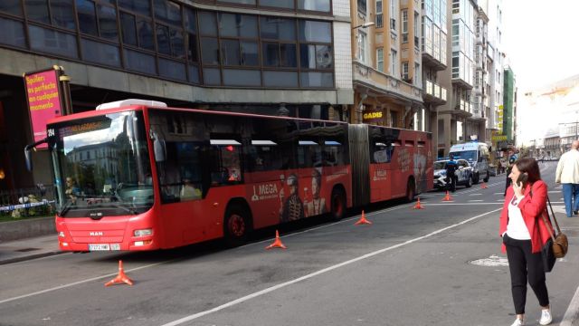 El autobús que atropelló a dos personas en la calle San Andrés.