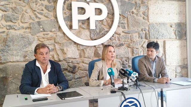 El senador del PP, Javier Guerra; la presidenta del partido en Vigo, Marta Fernández Tapias; y el diputado nacional Diego Gago.