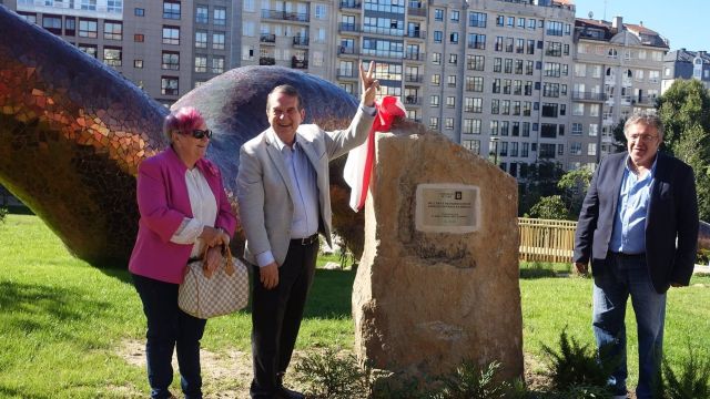  Abel Caballero junto al concejal Javier Pardo, y a una vecina, en la inauguración de la reforma de la Praza da Miñoca