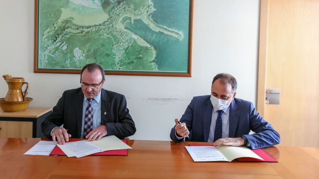 El conselleiro de Sanidade y el alcalde de Malpica durante la firma de la cesión de terrenos. 