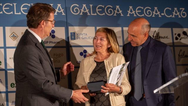 Alberto Núñez Feijóo, entrega uno de los Títulos de Excelencia Galega de la AEGA-CAT a Marila Santa Clara.