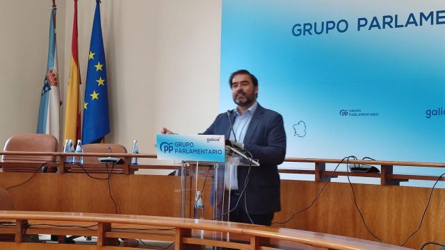 El viceportavoz parlamentario del PPdeG Alberto Pazos en rueda de prensa 