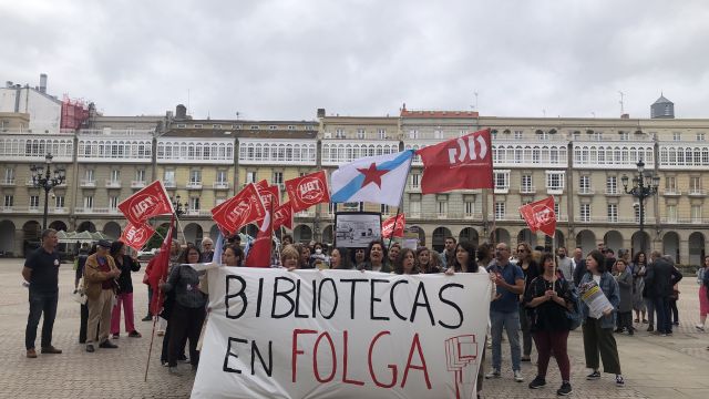 Trabajadores de las bibliotecas municipales protestando en María Pita.