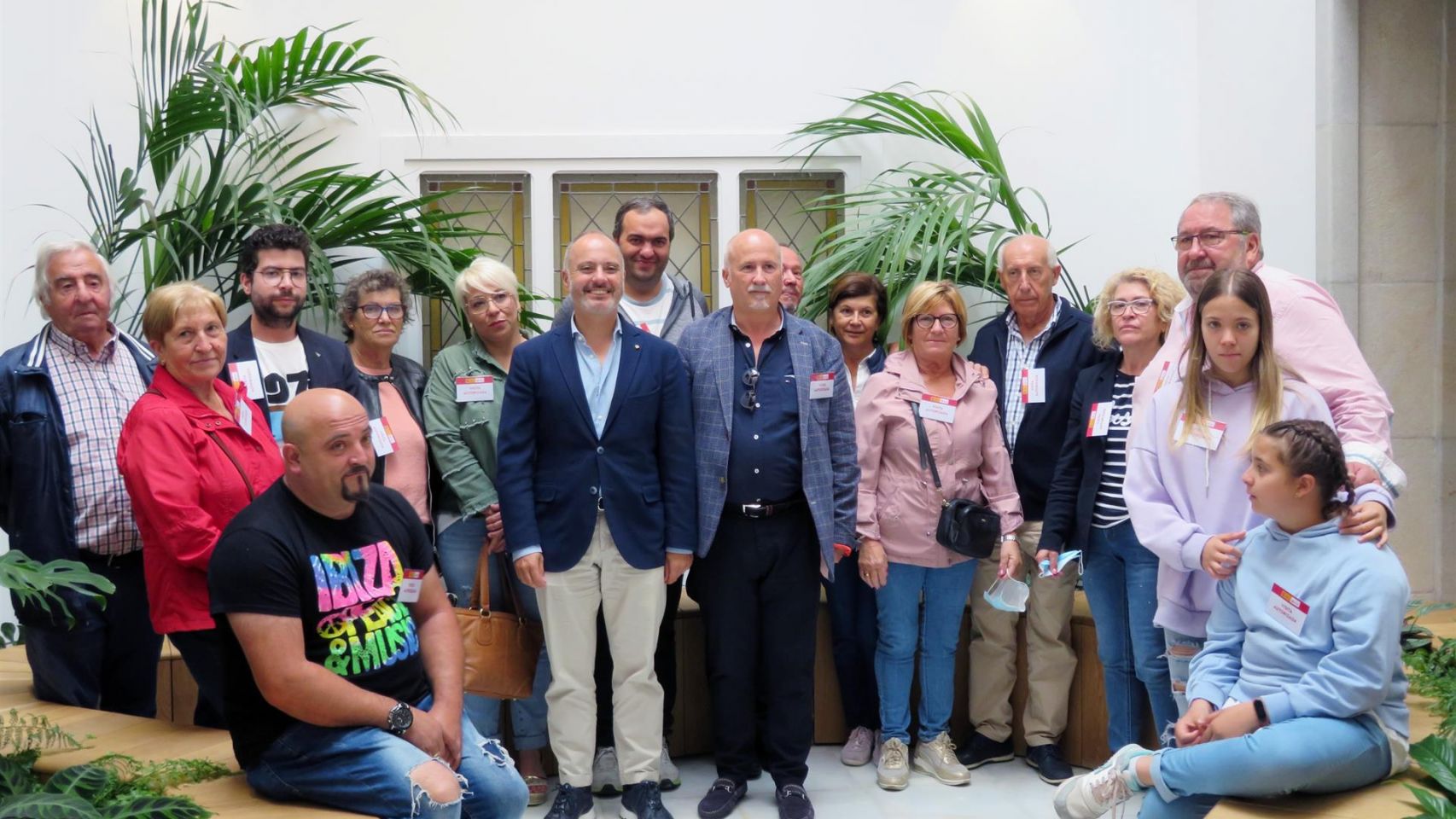 El delegado de Zona Franca de Vigo, David Regades, con representantes de la AA.VV. Dr Fleming de Vigo