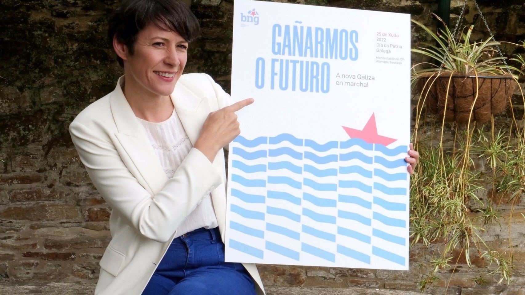 La portavoz nacional del BNG, Ana Pontón, con el cartel de la campaña de los nacionalistas para celebrar el 25 de julio.