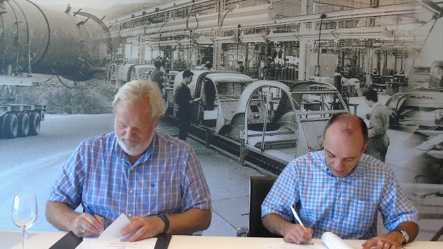 Jesús Lago (dcha.) y Ole Stræte durante la firma esta mañana en O Porriño.