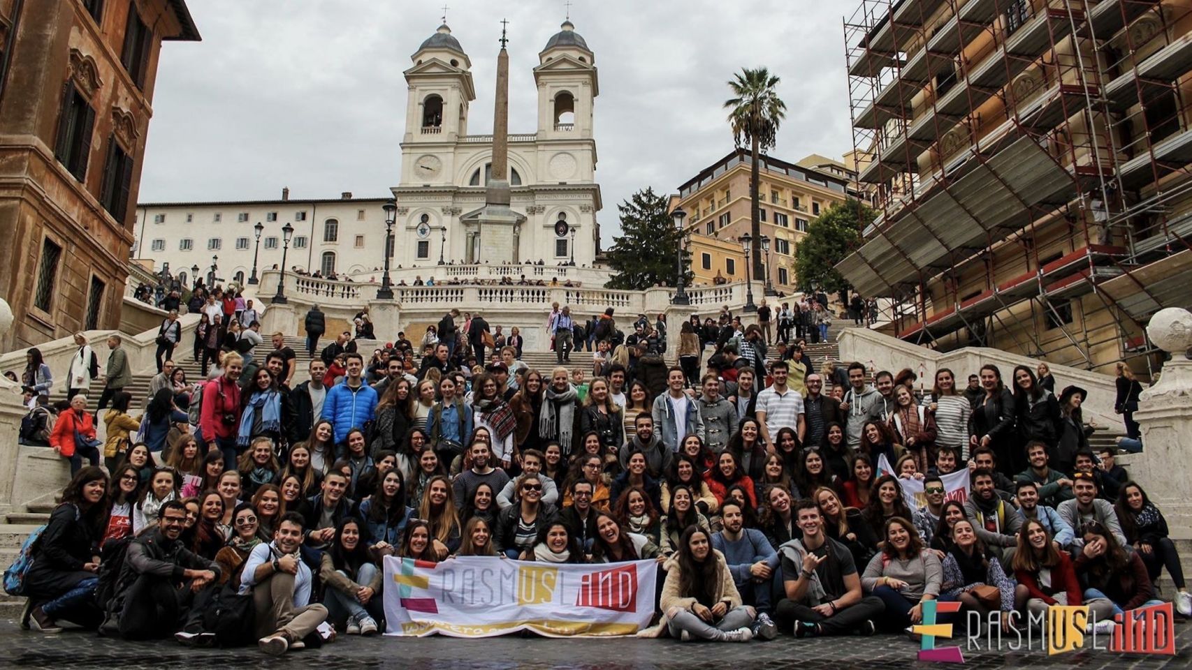 Estudiantes Erasmus en la Plaza de España, en Roma.