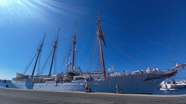 El buque Juan Sebastián Elcano en el Muelle de Trasatlánticos