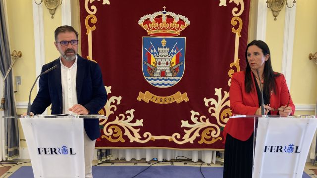 El alcalde de Ferrol, Ángel Mato, y la concejala de Benestar Social, Eva Martínez Montero