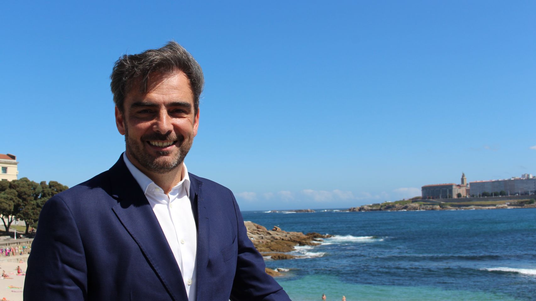 Diego Calvo, frente al paseo marítimo de A Coruña.