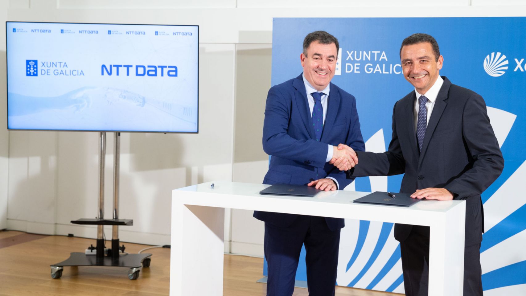 Firma del acuerdo entre Xunta y NTT Data.