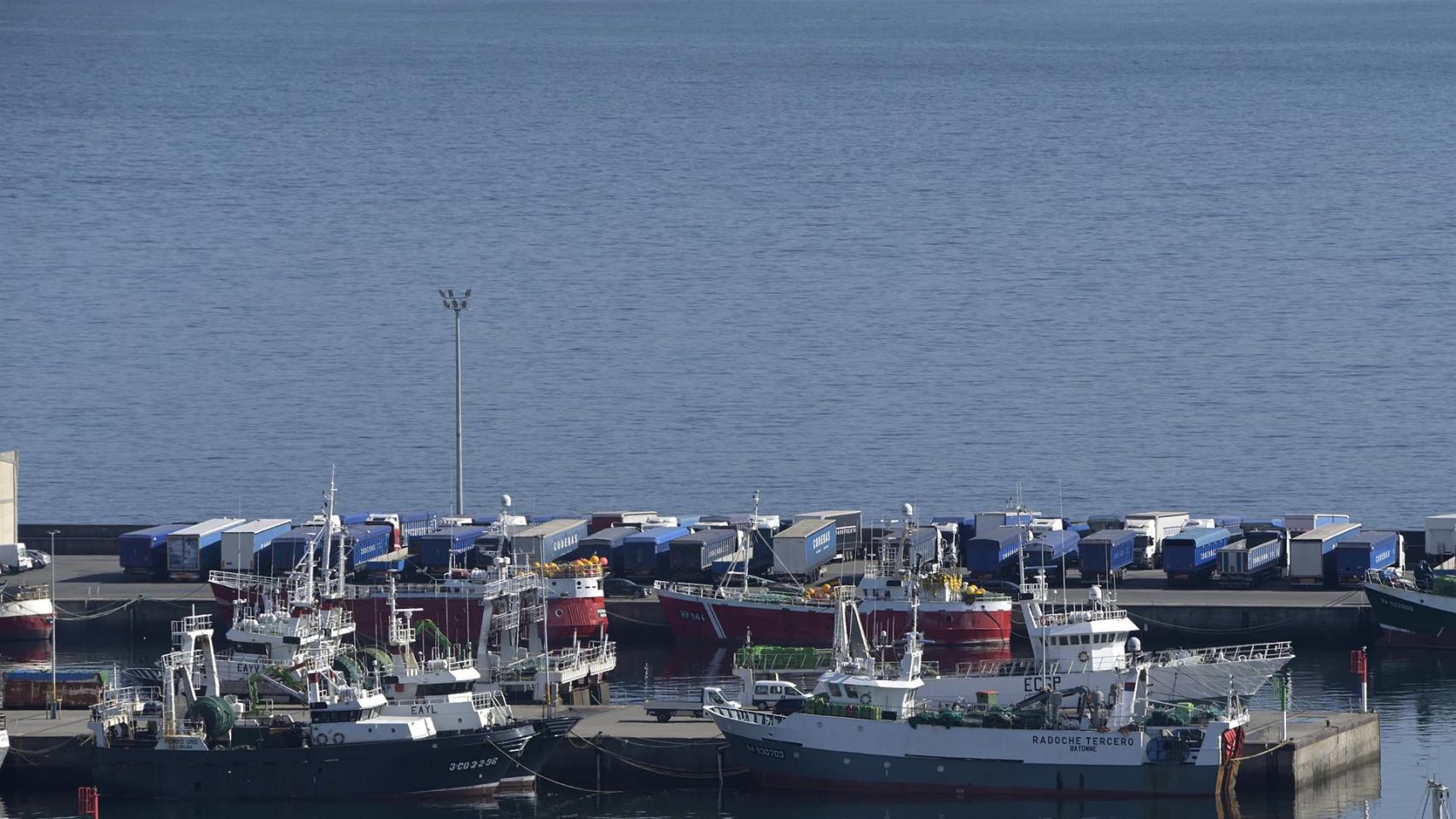 Barcos pesqueros amarrados en el puerto, por la subida de precio del gasoil.
