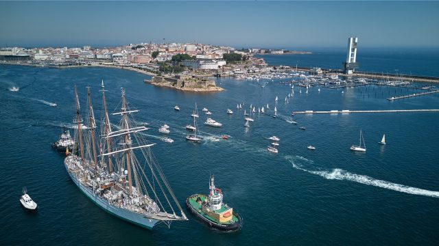 Salida del buque escuela Juan Sebastián Elcano del puerto de A Coruña.