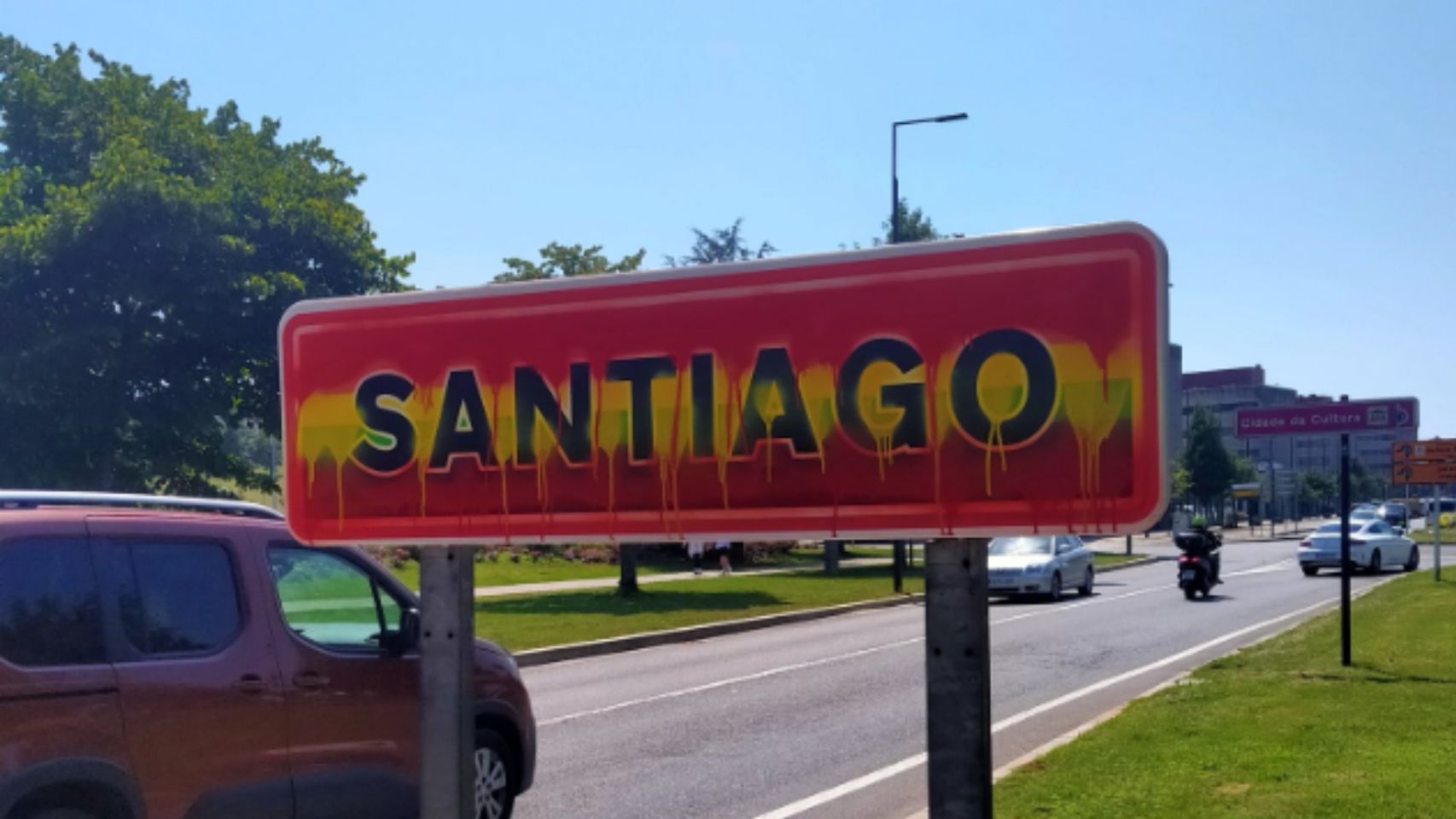 La señal de entrada a Santiago vandalizada con la bandera de España