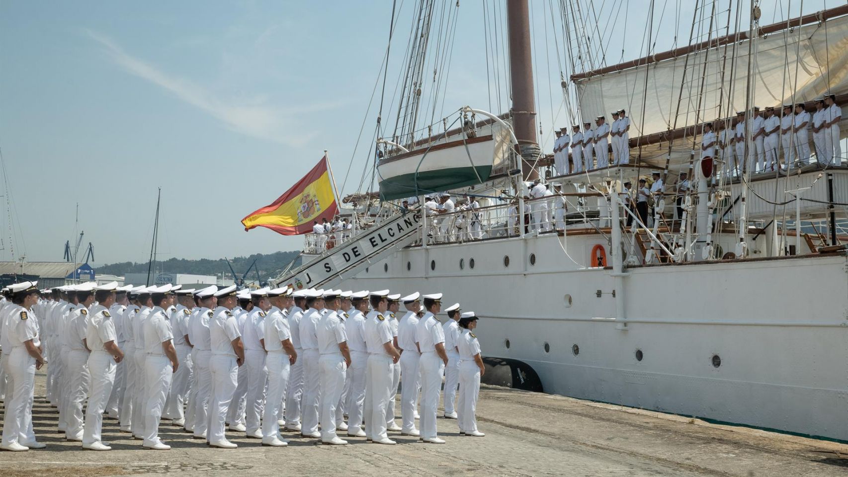 Militares marineros esperan la llegada del buque Juan Sebastián Elcano a la Escuela Naval Militar de Marín en 2022. 