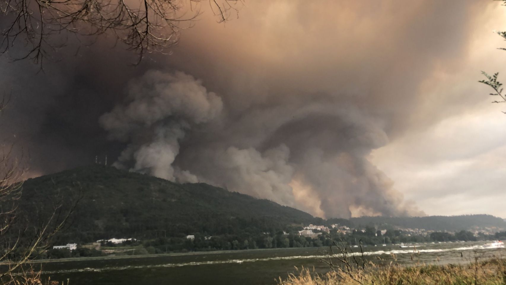 Imagen del incendio en la zona de Valença desde la frontera entre Galicia y Portugal.