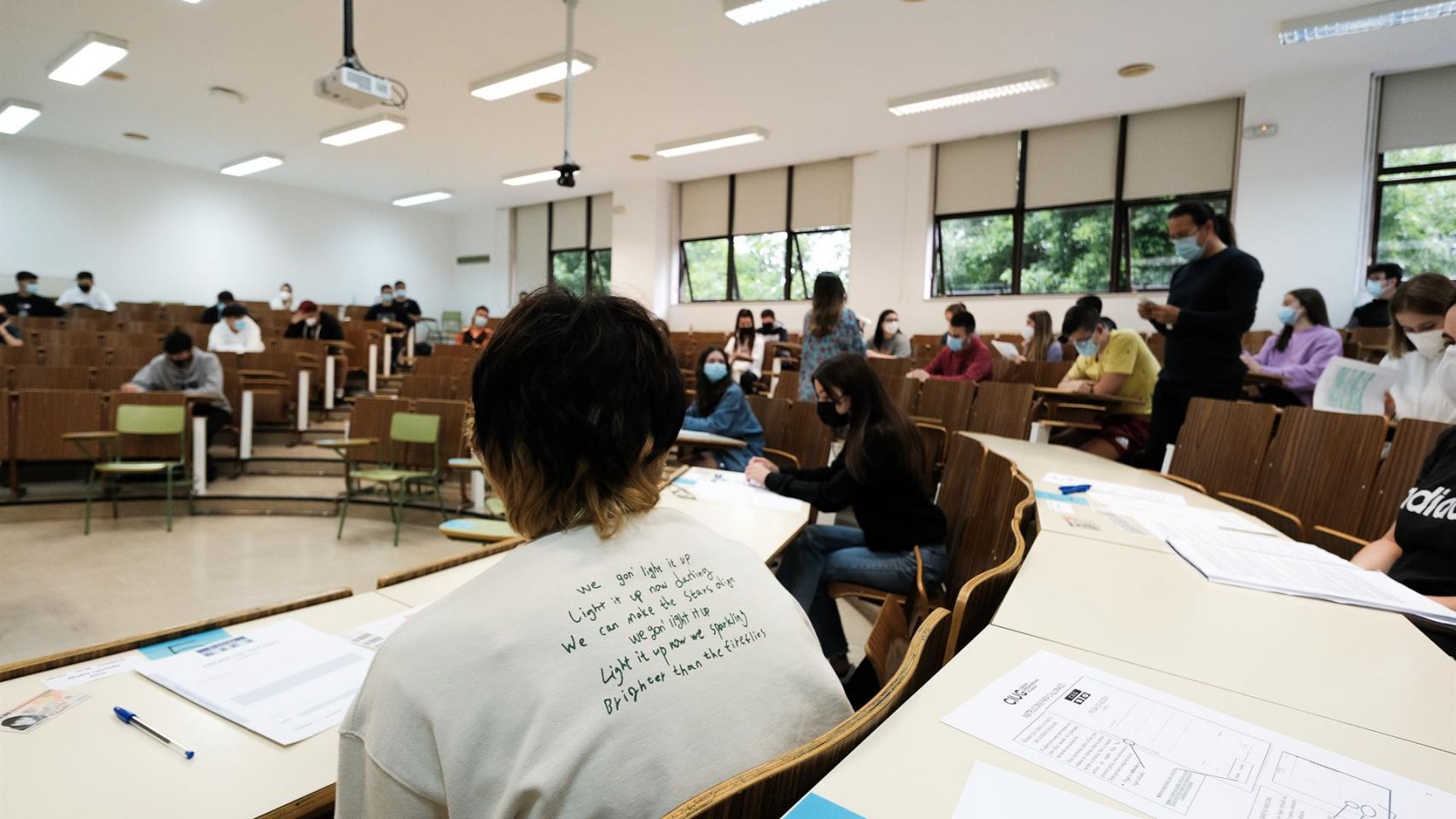 Varios estudiantes esperan para hacer un examen en un aula de la Facultad de Psicología de la Universidad de Santiago.