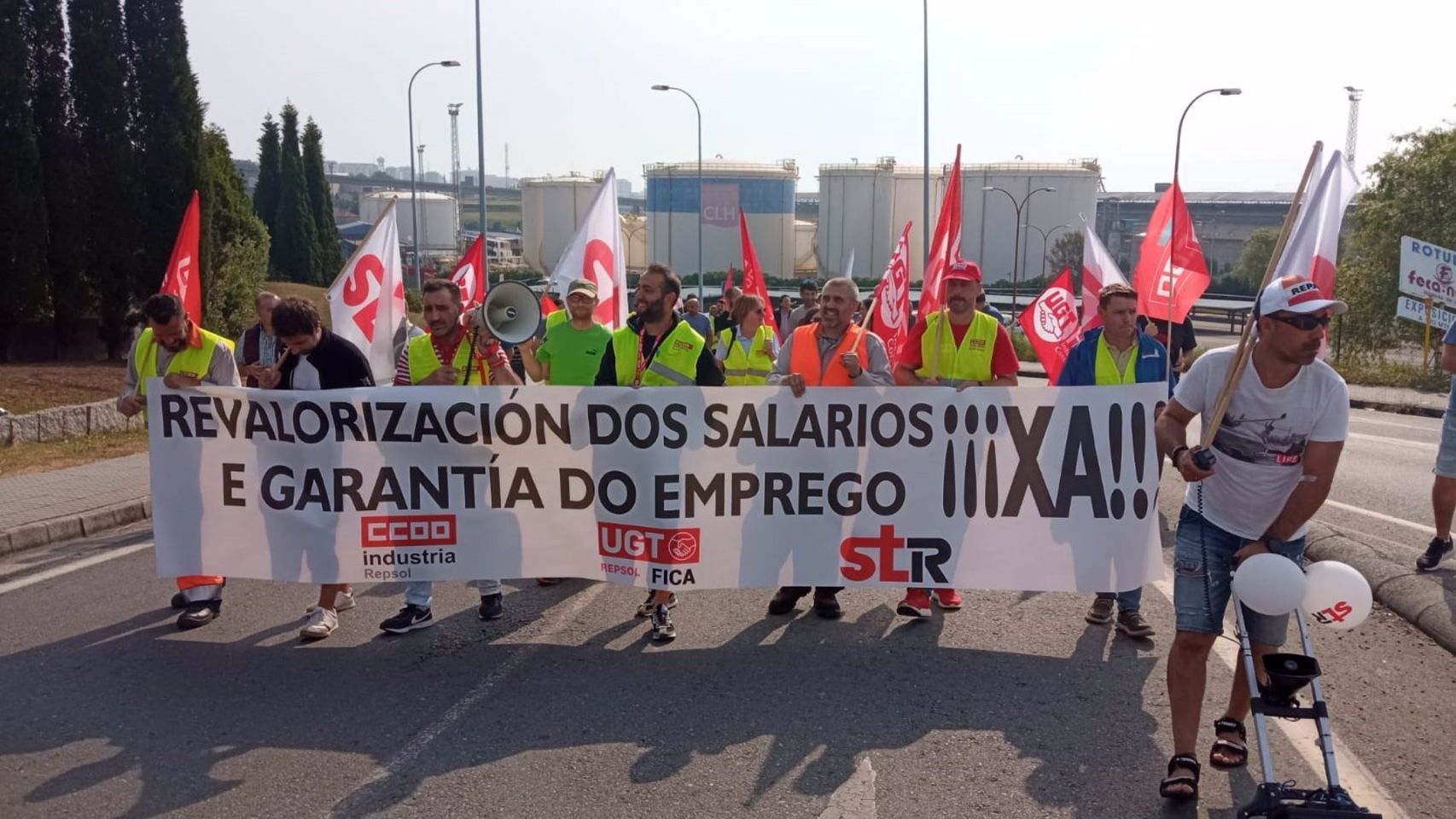 Los trabajadores de Repsol se manifestan en las inmediaciones de la refinería.