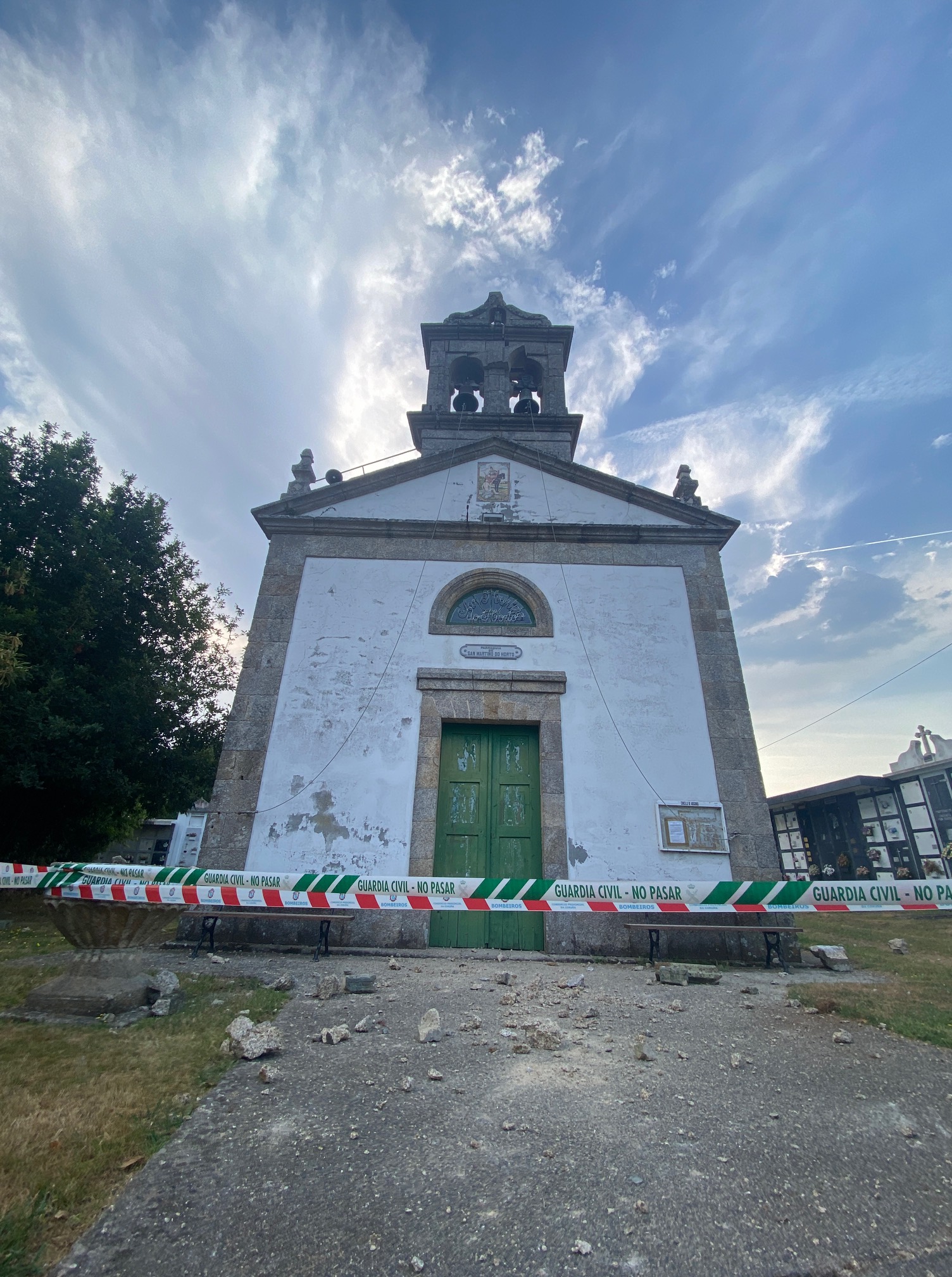 Abegondo (A Coruña) precinta la Iglesia de Orto tras ser alcanzado el