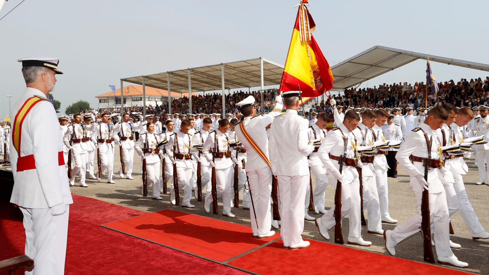 El rey Felipe VI ha presidido la entrega de despachos y jura de bandera de la Escuela Naval de Marín (Pontevedra). 