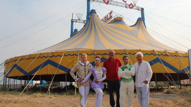 Artistas ucranianos del circo 'Ihrashka'
