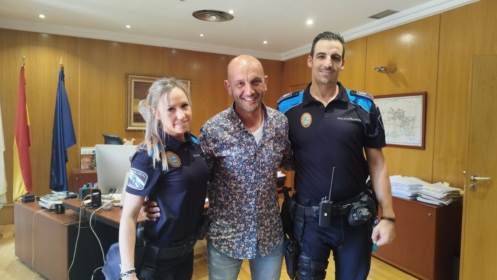 El alcalde de O Porriño, Alejandro Lorenzo, con los dos agentes.