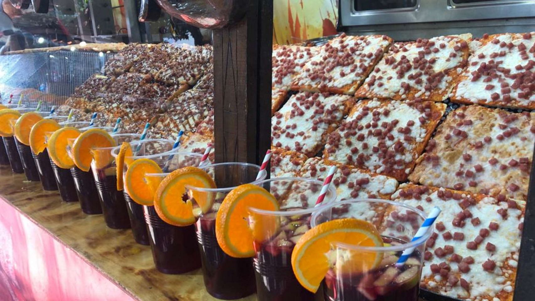 Puesto de pizzas en la feria medieval de A Coruña