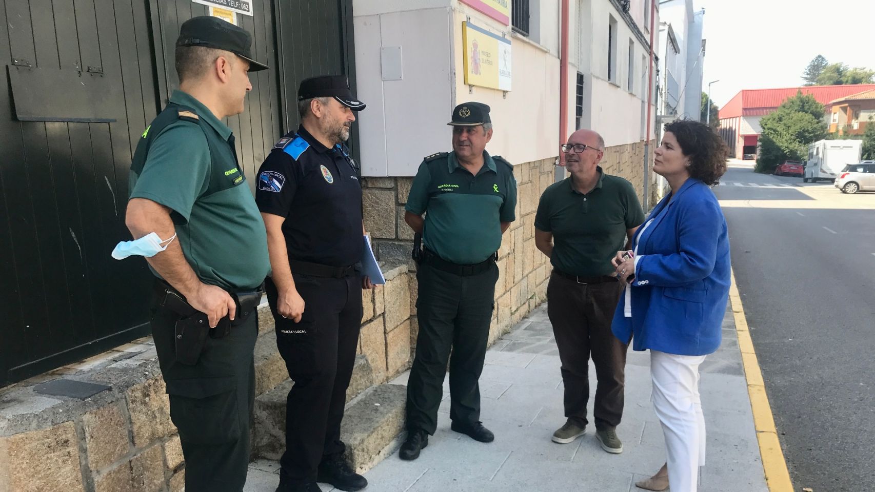 Visita de María Rivas y Adolfo Muiños al puesto de la Guardia Civil en Rianxo
