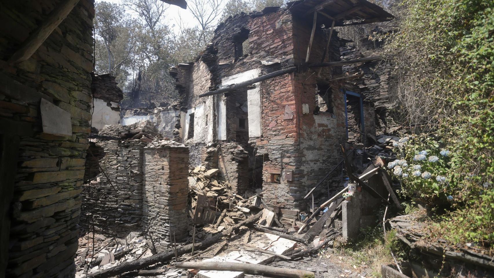 Una vivienda calcinada afectada por el fuego de Folgoso do Courel.