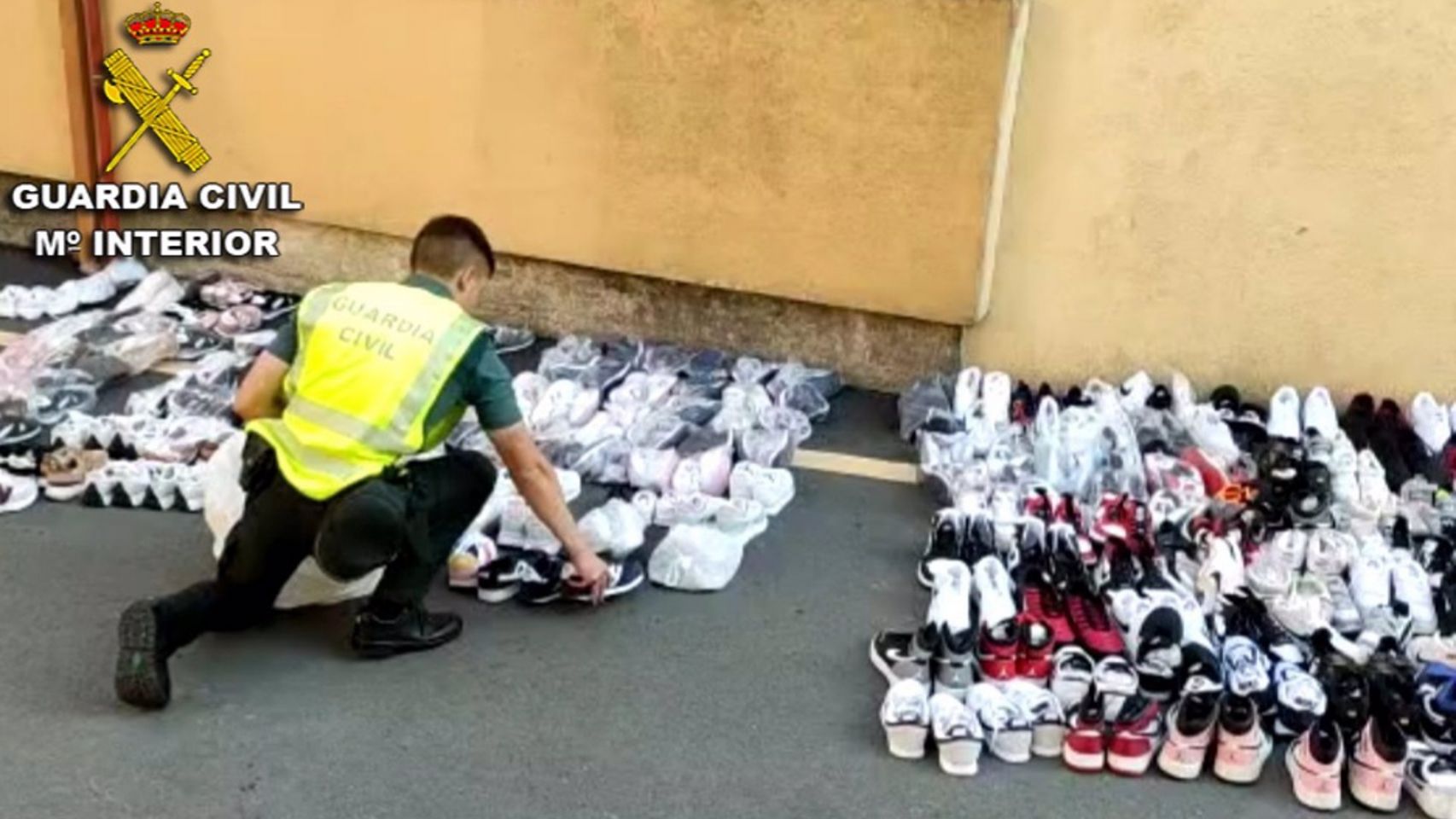 Zapatillas deportivas falsificadas intervenidas por la Guardia Civil.