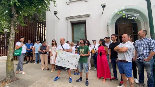 Propietarios de pisos turísticos de Santiago protestando ante la oficina del valedor del Pobo