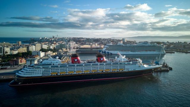 El crucero Disney Magic en A Coruña.