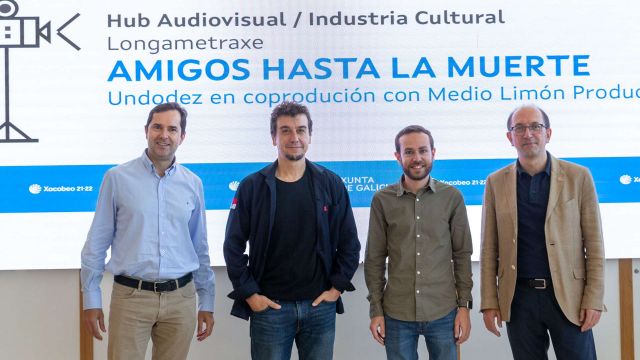 El productor Álvaro Pérez Becerra y el director Javier Veiga junto a responsables de la Xunta 