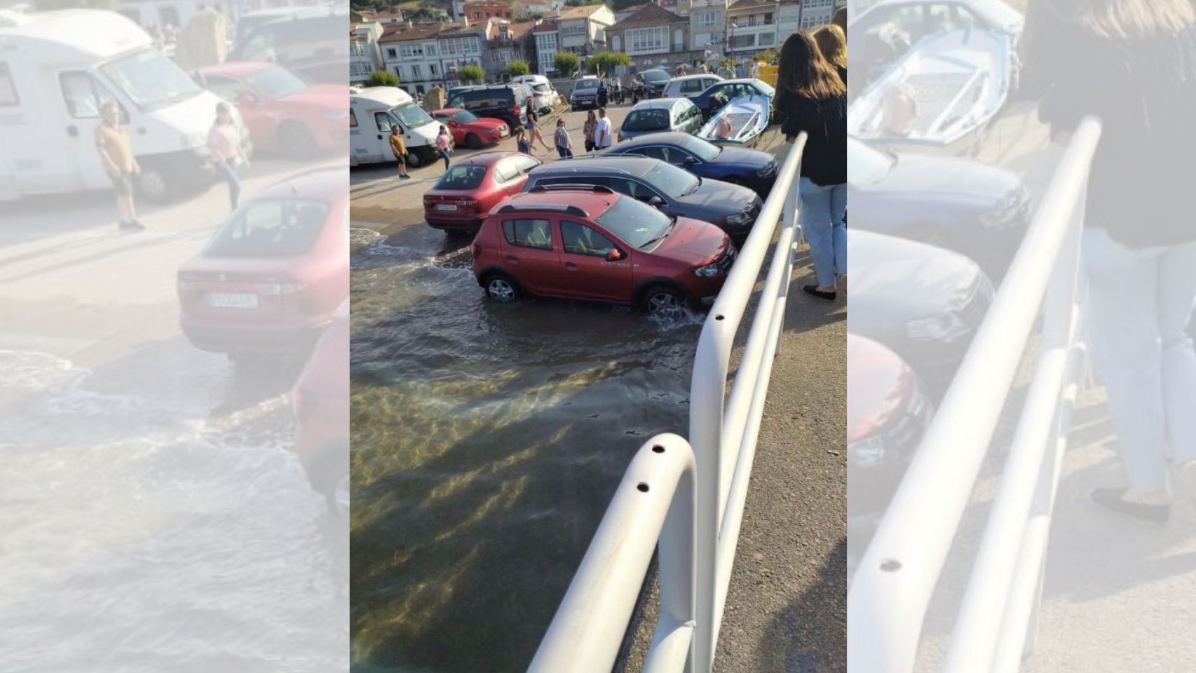 Coches inundados tras aparcar en las rampas del muelle en Baiona.