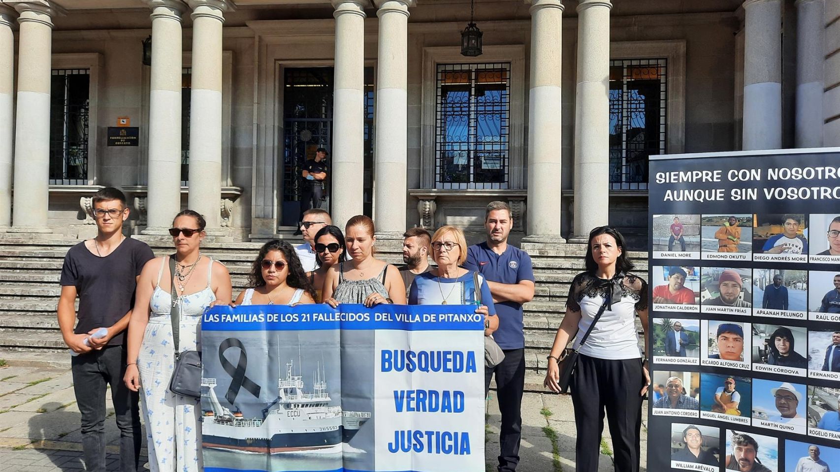 Familiares de víctimas del 'Villa de Pitanxo' se concentran ante la Subdelegación del Gobierno de Pontevedra.