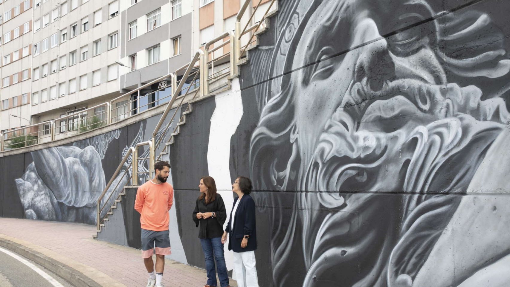 La visita de Inés Rey al nuevo mural del Paseo Marítimo 