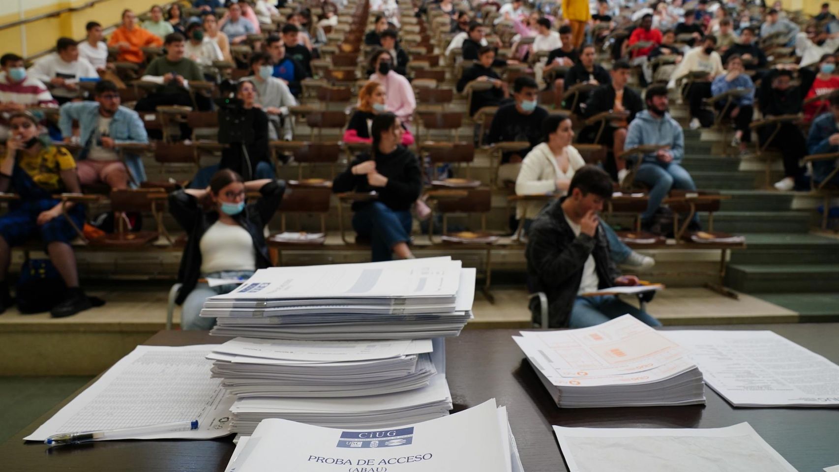 Imagen de archivo de estudiantes antes de comenzar las pruebas de acceso a la universidad en Santiago.