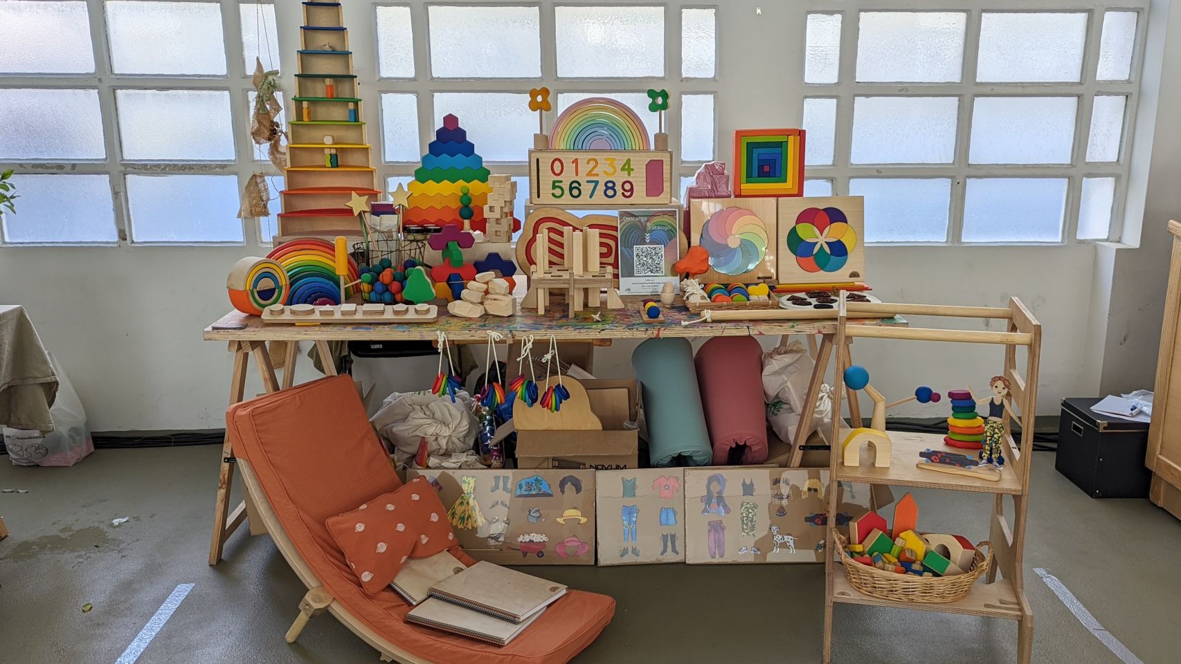 Varios de los juguetes de Habitar las formas en el Mercado das Nubes de A Coruña.
