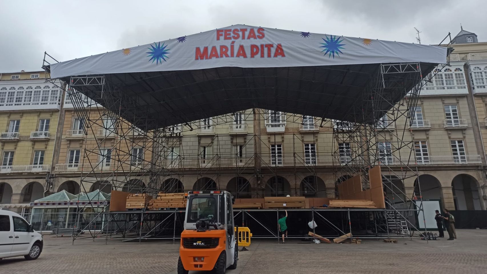 Trabajos para colocar el escenario de las Fiestas de María Pita en 2022.