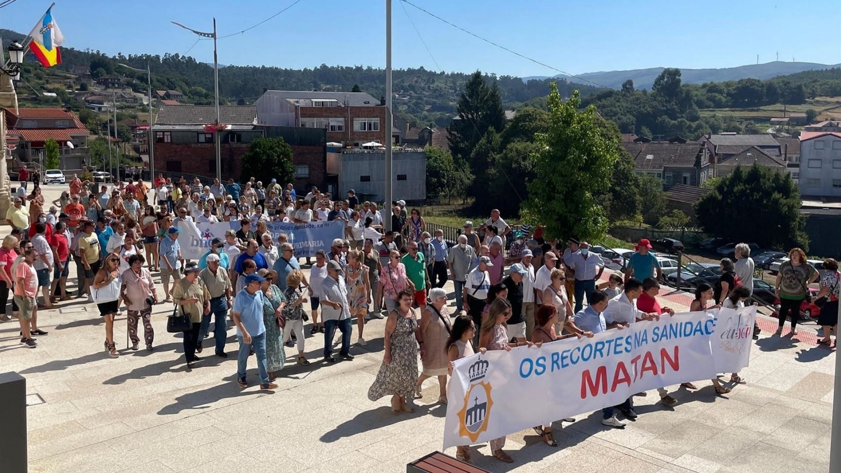 Más de un millar de personas se manifiestan en Ponte Caldelas (Pontevedra) por una "sanidad de calidad" en el municipio.