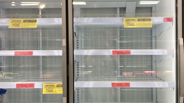Estanterías de hielo vacías en un supermercado de Vigo. 