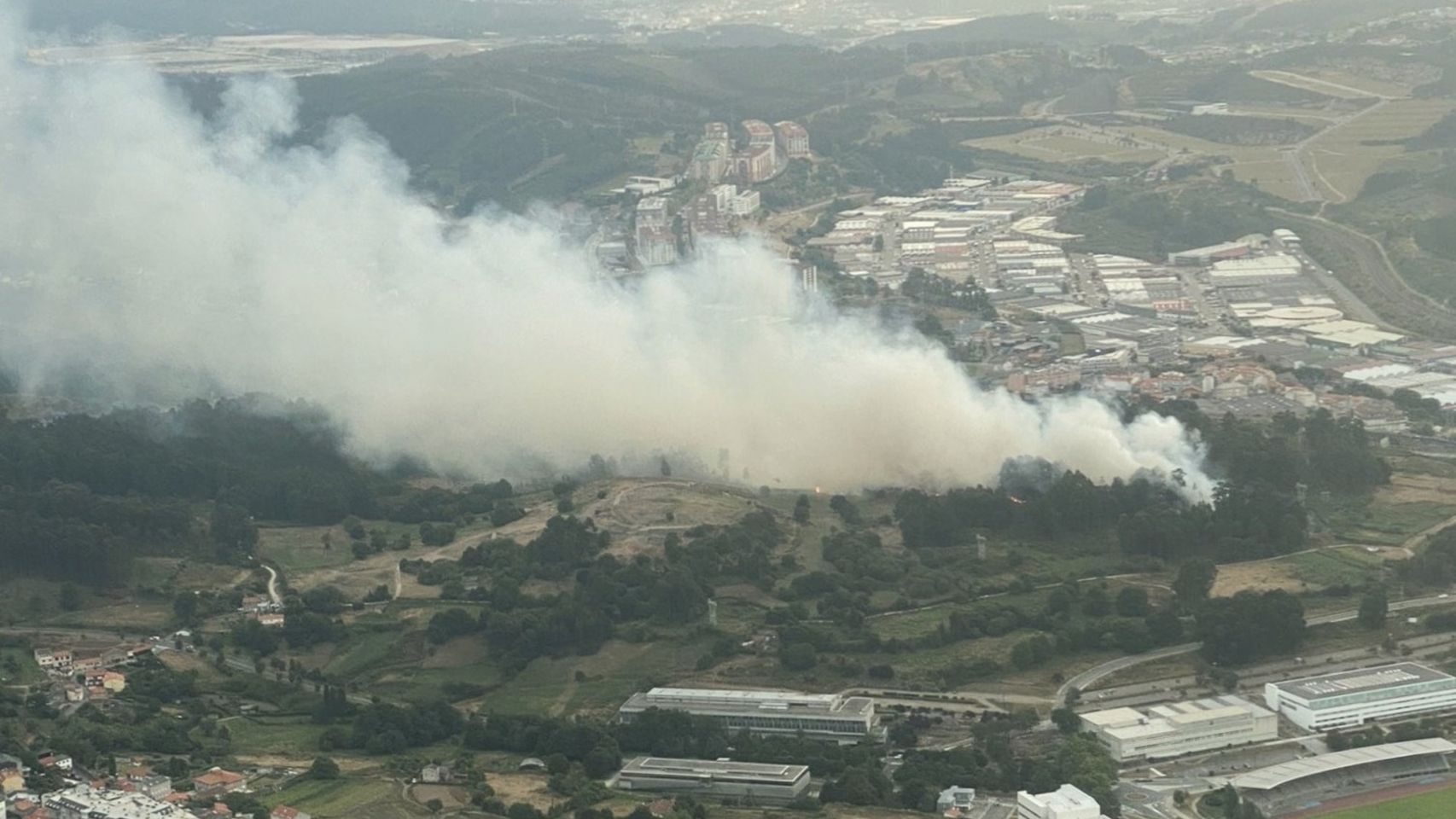 Vista aérea del incendio que amenaza el Castro de Elviña.
