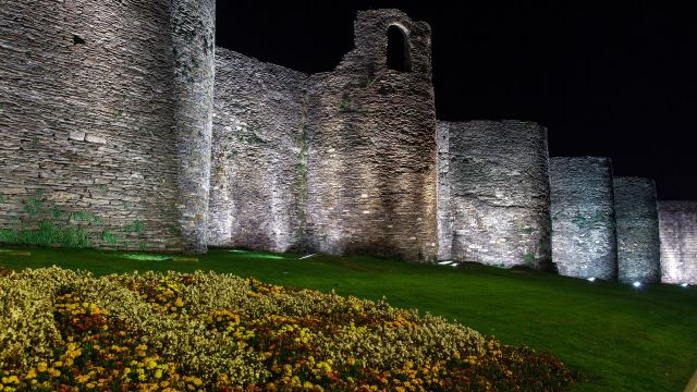 La muralla romana de Lugo iluminada de noche.