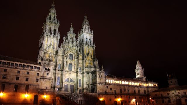 Catedral de Santiago iluminada de noche