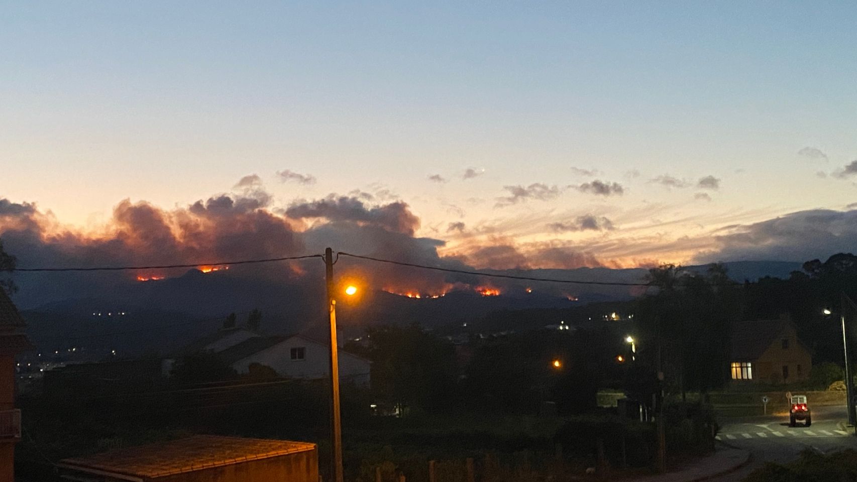 Incendio activo en la parroquia de Cures, Boiro (A Coruña) a las 22:30 del jueves
