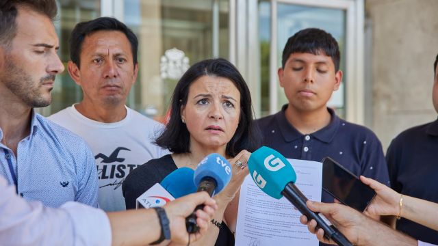 La portavoz de las familias, María José de Pazo, atendiendo a la prensa.