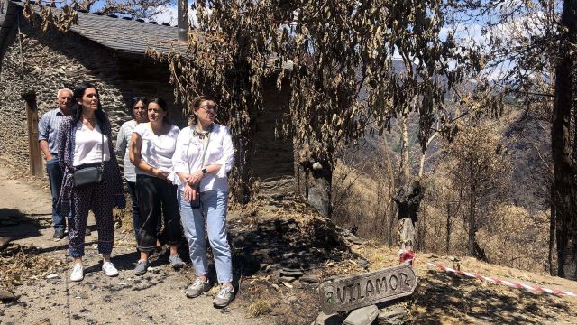 La secretaria general del PPdeG, Paula Prado, visita una de las zonas quemadas por los incendios