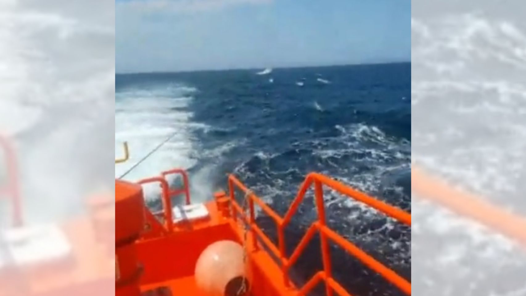 Salvamento Marítimo remolca un velero a A Coruña.