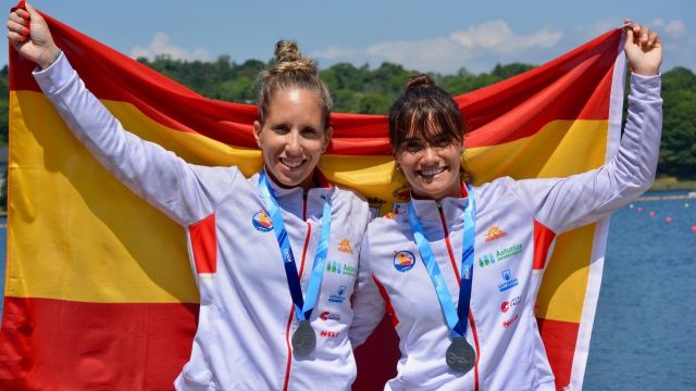 Teresa Portela y Sara Ouzande tras recibir una medalla.